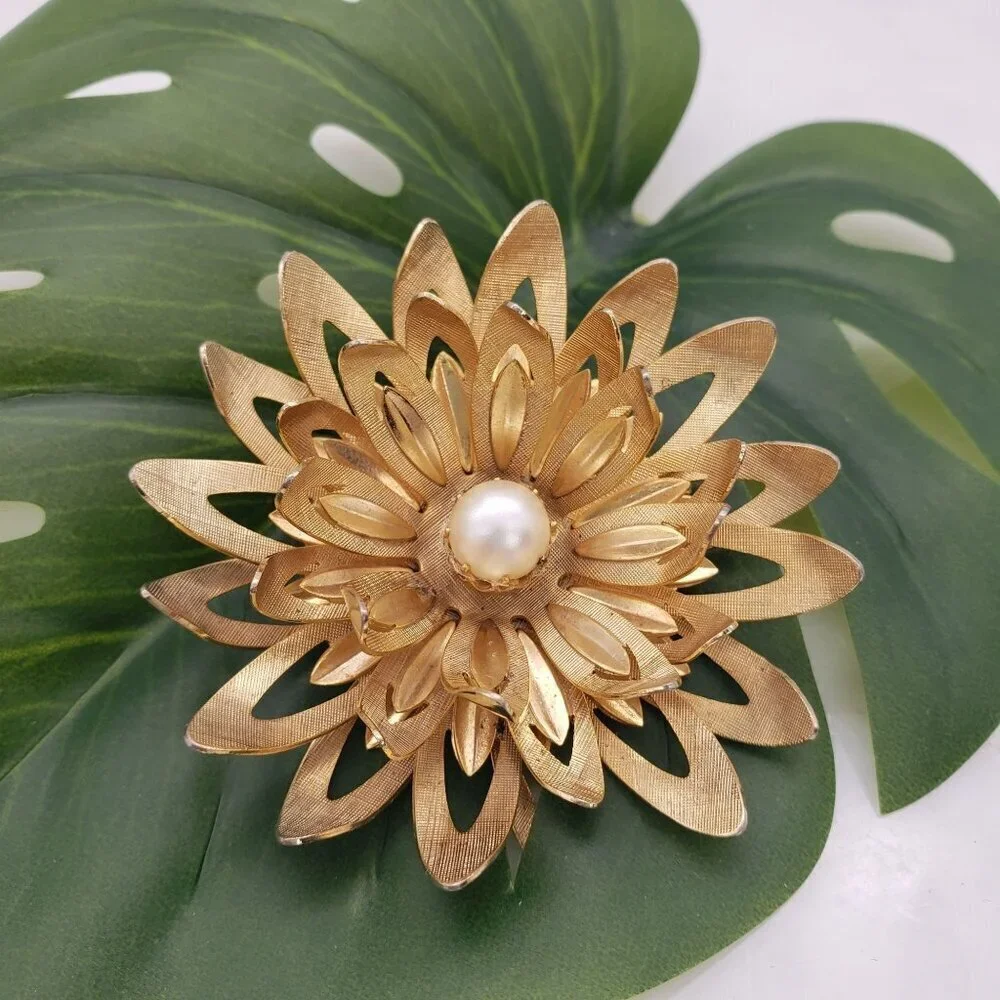 Vtg 1960s Emmons Goldtone Blooming Dahlia Flower Petal Brooch Faux Pearl Center